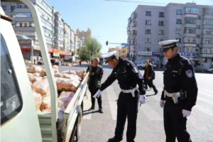 金秋十月 冰城公安为秋收秋菜运输保驾护航