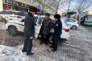 【冬季行动】天寒情暖 民警救助倒地老人