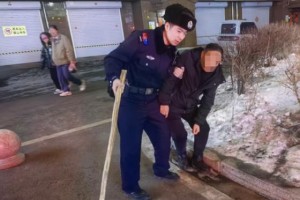 雪天救助摔倒老人，平凡“警”事温暖人心