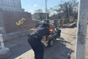 【春雷行动】贴心！民警助推车 不忘嘱老人查电量