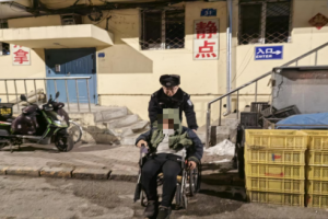 【春雷行动】暮色中的警蓝 民警背轮椅老人上楼回家