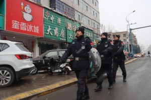 雨雪来袭不退岗 巡逻民警守平安