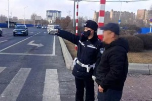 红灯前的选择题：  哈尔滨街头这些瞬间，让交警给你划重点！