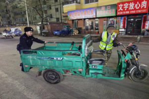 春雷行动：暖心帮助环卫工人解决电动车没电难题