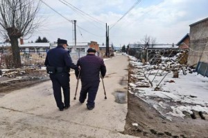 春雷行动：老人吃力无法行走 通河公安暖心帮助