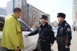 宾县公安局开展“拉车门”行动 守护群众财产安全