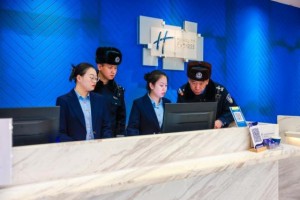 南岗公安分局联合金融机构开展“反信用卡诈骗”商户安全宣讲活动