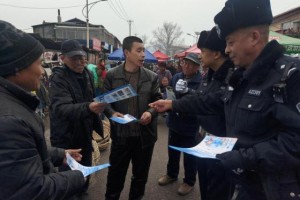 冰城公安：田间流动“警察蓝”  灌溉一片“春耕绿”