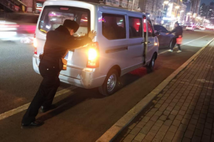 春雷行动显担当 南岗公安暖心守护群众出行路