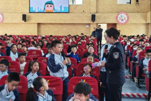 冰城公安：普法进企校 织密平安网