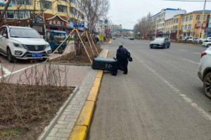 春雷行动：大风中的“马路卫士”通河公安民警冒风清障保畅通