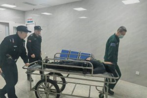 春雷行动：大风吹落建筑垃圾砸伤老人 巡逻民警及时反映暖心救助