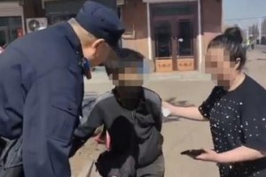 老人遛弯体力不支，民警暖心护送回家