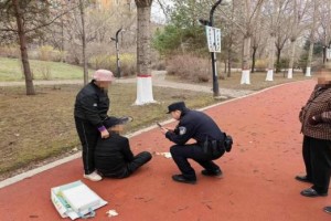 老人生病躺倒路边，通河公安及时救助！