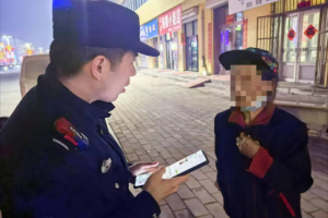 老人深夜迷路 民警暖心救助