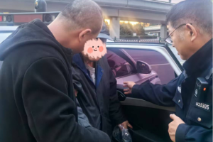 巡逻车变身“爱心专车”  七旬老人平安到家啦