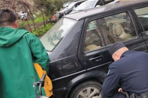 车胎漏气趴窝 民警及时帮助