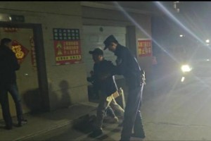 老人迷路忘归途，民警护送照亮回家路