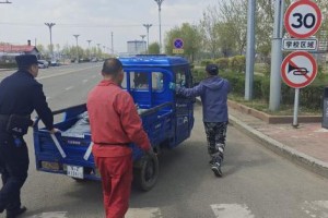 车辆断电停路中 民警推车解民忧