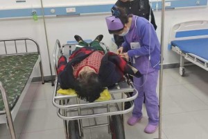 独居老人摔倒无法起身 民警紧急救助送医