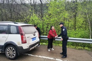 燃油耗尽车抛锚 通河公安及时救助暖人心