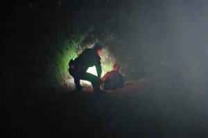 深夜水沟传来“救命”声  民警巡逻发现巧处理