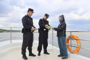 宾县公安“水上体检” 筑牢景区安全“防护网”