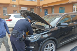 暖心！车辆亏电难启动，通河公安“搭线送电”！