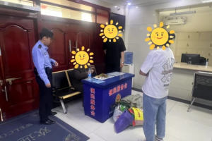 艾草香里话平安 冰城民警街头传递警民情