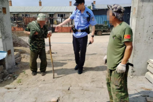 醉酒老人“不知归路” 民警暖心护送回家