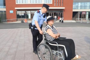 暖心护航！民警护送受伤考生从容应考