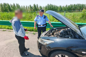 南岗分局长江路公安检查站服务救助  过往车辆和群众