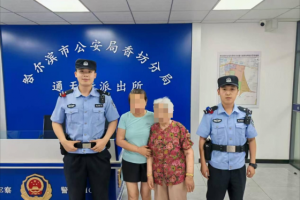 高温天老人迷路街头 民警暖心助其归家