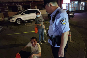 民警救助突发腰椎病老人