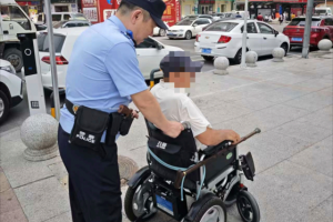 巡逻途中伸援手 民警助轮椅老人解困
