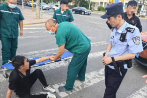 男子意外摔倒，民警暖心守护