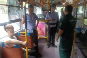 公交车上乘客昏迷！多亏了他们……
