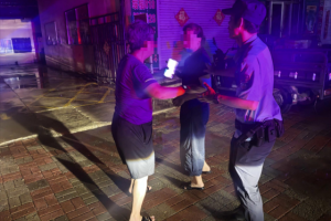 醉酒女子摔落水坑 通河公安深夜救援