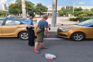 男子醉酒以路为家 民警助其安全归途