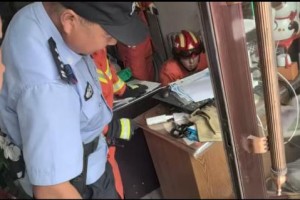 擒蛇记！警民同心速解商铺惊魂一刻