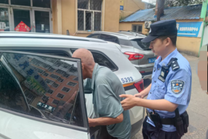 九旬老人街头迷路 民警暖心护送回家