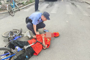暖心一幕！民警紧急救助倒地环卫工人