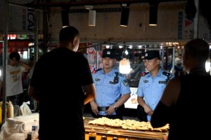 冰城公安：警灯照夜市 平安护烟火