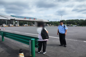 南岗分局长江路公安检查站服务救助  过往车辆和群众