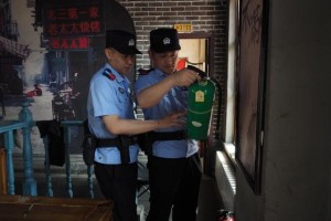 靖宇街派出所张可智：  你在景中游 我在身边守