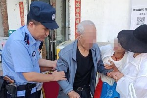 老人意外摔倒 民警暖心守护