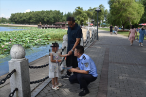 民警“湖畔开课”！  方正县公安局为方正湖游客系紧“安全绳”