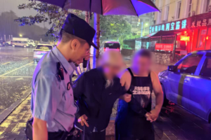 民警巡逻时暴雨中撑起“平安伞” 燎原派出所民警暖心护送老人回家