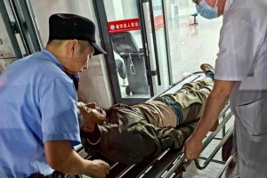 暖心守护！民警及时救助摔倒老人