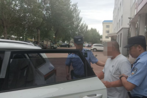 指尖传递的温暖！民警化身“眼睛”护送盲人平安归家